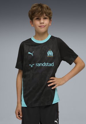 Sort sportstrøje med et struktureret mønster, lyseblå accenter på kraven og siderne, med Puma-logo og "Olympique Marseille"-emblem.