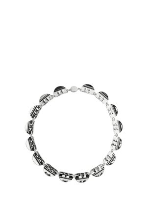 Collier en argent avec segments en demi-cercle liés, chacun présentant des motifs en relief de points et de lignes, disposés en boucle fermée sur fond blanc.