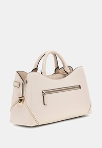 Beige leren handtas met een gestructureerd ontwerp, voorzien van een handvat bovenaan, een voorste ritsvak en gouden accenten.
