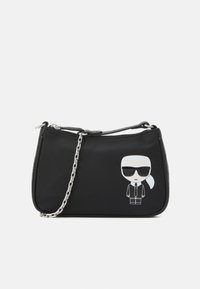 Sac à main synthétique noir avec une bandoulière en chaîne argentée et un graphique de personnage de dessin animé en costume avec des lunettes de soleil. Texture lisse. Fermeture éclair.