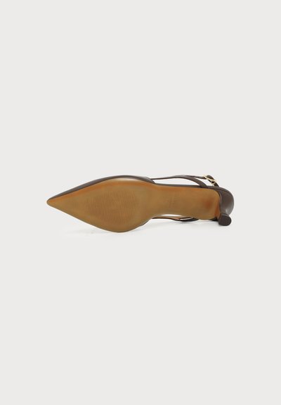 Brun slingback-sko med spiss tupp og lav kittenhæl vist fra sålen, med teksturert grep og spennestrapp.