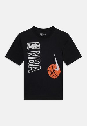 Czarny T-shirt z krótkim rękawem, z pionowym białym logo NBA oraz pomarańczową grafiką piłki do koszykówki z białym znakiem Nike.