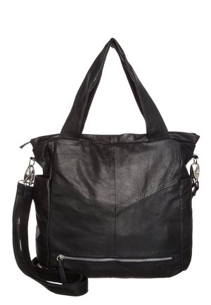 Sort læderhåndtaske med to håndtag, aftagelig skulderrem og lynlåslomme foran mod hvid baggrund.