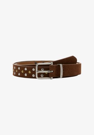 Cintura in camoscio marrone con borchie rotonde argento e oro e fibbia rettangolare argento, arrotolata su sfondo bianco.