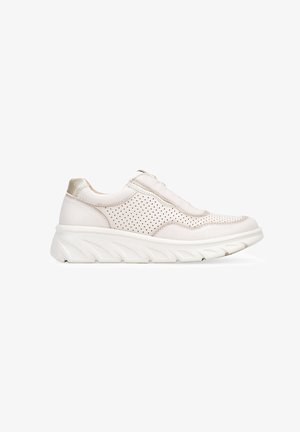 Zapatilla de color beige claro con parte superior de cuero perforado, acentos texturizados y una suela blanca gruesa con patrones de olas. Diseño tipo slip-on con detalles metálicos.
