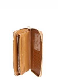 Cartera de cuero marrón con cremallera dorada. Cuenta con múltiples slots para tarjetas, una ventana clara para identificación y un forro interior texturizado. Acabado de superficie suave.