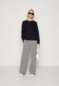 Armani Exchange Pulover - blueberry jelly