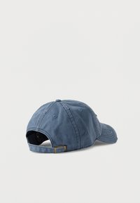 Μπλε βαμβακερό καπέλο μπέιζμπολ με ρυθμιζόμενο λουράκι, καμπυλωτή επένδυση και οπές αερισμού. Ομαλή υφή χωρίς ορατά μοτίβα ή λογότυπα.