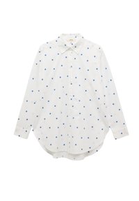 Hvid langærmet skjorte med blå blomsterprint, knaplukning foran, spidse kraver, buet kant og afslappet pasform. Blødt stof.