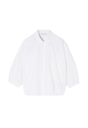 Blusa de algodón blanca con cuello clásico, mangas de medio largo y cierre frontal con botones. Textura suave, corte holgado y diseño corto.