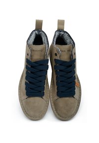 Zapatillas altas de ante beige con cordones azul marino, con un interior de pelo suave y suela de goma cosida. Logotipo en el costado.