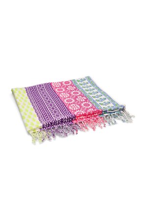 Manta de tejido colorida con múltiples patrones: secciones en púrpura, rosa, verde y blanco; acabada con bordes con flecos.