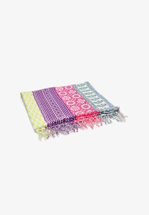 Manta de tejido colorida con múltiples patrones: secciones en púrpura, rosa, verde y blanco; acabada con bordes con flecos.