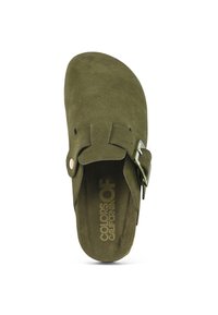 Olivegrüne Wildleder-Slipper mit runder Zehenpartie, verstellbarem Schnallenverschluss und strukturiertem Fußbett. Einfaches, minimalistisches Design.