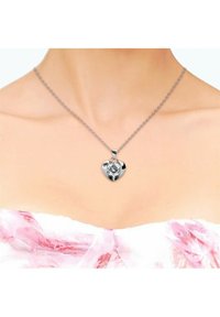 Silberne Herzanhänger-Kette mit einem zentralen klaren Stein, der an einer zarten Kette hängt. Das Design ist glänzend mit glatten Kanten.