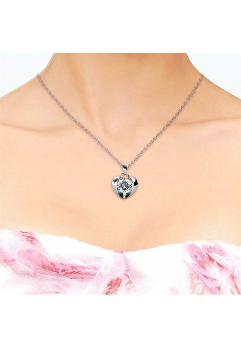 Silberne Herzanhänger-Kette mit einem zentralen klaren Stein, der an einer zarten Kette hängt. Das Design ist glänzend mit glatten Kanten.