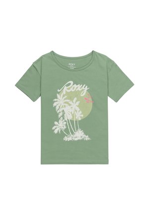 Camiseta verde de manga corta con gráfico de palmera blanca, sol amarillo pálido, mariposa rosa y texto "Roxy" en el frente.