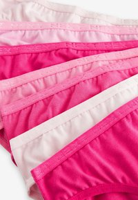 Bomullstrosor i olika nyanser av rosa och vitt, med elastiska midjeband och sydda detaljer. Slät textur, enkel design.