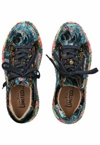 Baskets à motif floral bleu avec des lacets marine, des accents noirs texturés et une semelle en caoutchouc colorée. L'intérieur présente un logo de marque.