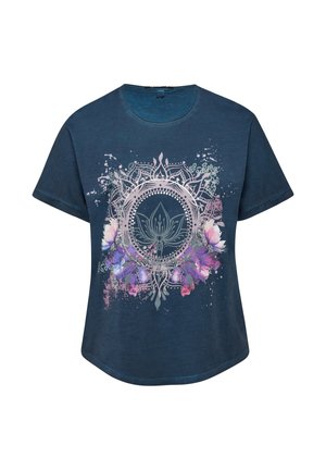 Granatowy, krótkim rękawem t-shirt z okrągłym dekoltem, ozdobiony centralnym mandalą w kształcie kwiatu lotosu, otoczoną różowymi i fioletowymi kwiatowymi akcentami.