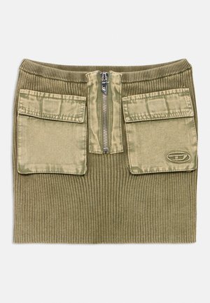 Fustă mini verde măsliniu tricotată, cu textură tip reiat, fermoar frontal și două buzunare mari cu clapetă din același material.