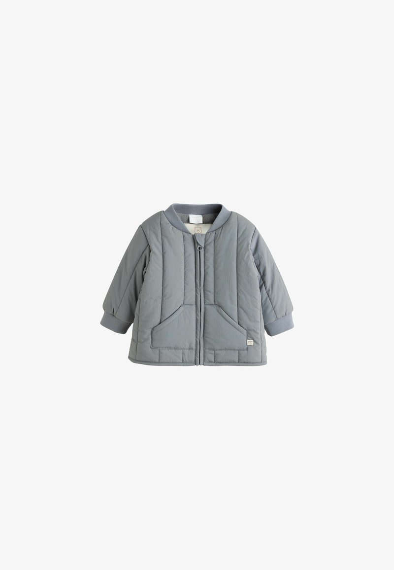 Chaqueta acolchada gris para bebé con mangas largas, puños y cuello de canalé, bolsillos delanteros y un botón en el cuello.