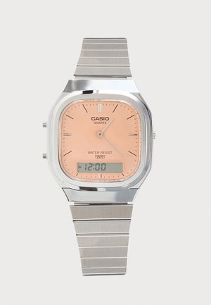 Montre Casio à quartz avec un boîtier carré argenté, un cadran analogique rose, un affichage numérique de l'heure et un bracelet en métal argenté, résistante à l'eau.
