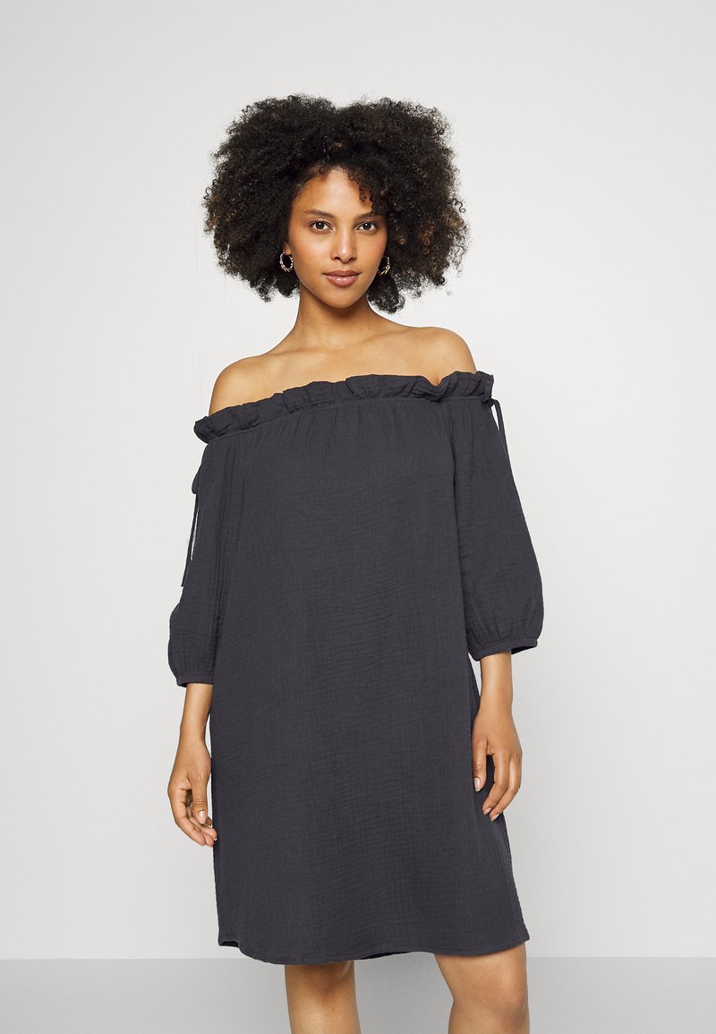 Vestido cinza escuro, sem mangas, com decote ondulado, mangas três quartos e tecido texturizado. Silhueta em A e ajuste solto.