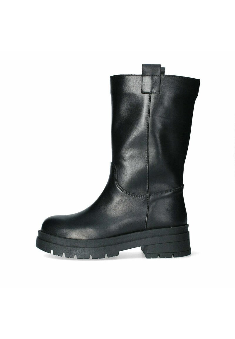 Stivale in pelle nera alto fino al ginocchio con punta arrotondata, suola piatta in gomma e maniglia nella parte superiore; finitura liscia e dettagli di cucitura minimi.