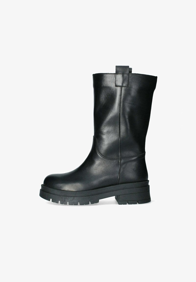 Stivale in pelle nera alto fino al ginocchio con punta arrotondata, suola piatta in gomma e maniglia nella parte superiore; finitura liscia e dettagli di cucitura minimi.