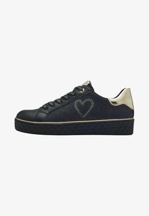Sneaker nera con design in mesh testurizzato, dettagli dorati e un motivo a cuori. Presenta una suola in gomma spessa e lacci tradizionali.