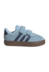 Baskets pour tout-petit bleu clair avec deux bandes Velcro, rayures bleu foncé sur le côté et une semelle en caoutchouc marron.