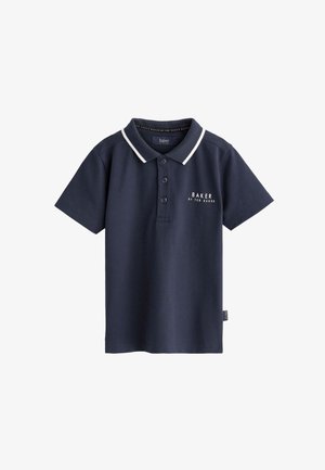 Granatowa koszulka polo z białym obszyciem na kołnierzu i białym haftowanym logo "Baker by Ted Baker" na piersi.