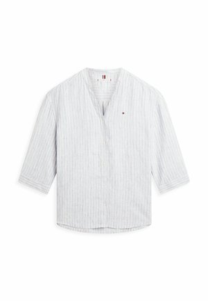 Camicia con bottoni a righe verticali azzurro chiaro e bianco, maniche tre quarti e piccolo logo Tommy Hilfiger sul petto.