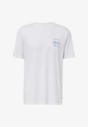 Weißes Baumwoll-T-Shirt mit kurzen Ärmeln. Verfügt über einen hellblauen Grafiktext "LAZY sunny" und ein Design im linken Brustbereich.