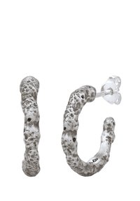 Texturerade silverörhängen med en vågig, organisk form, med en matt yta och små indragningar längs ytan.