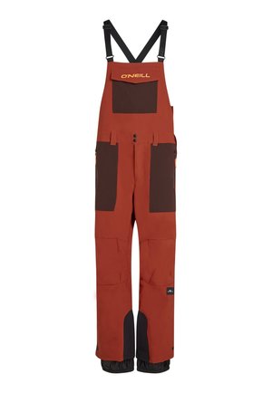 Rote wasserdichte Latzhosen mit braunen Akzenten, verstellbaren Trägern, mehreren Taschen und verstärkten Säumen für Langlebigkeit.