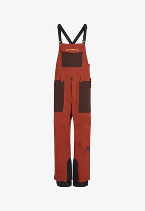 Rote wasserdichte Latzhosen mit braunen Akzenten, verstellbaren Trägern, mehreren Taschen und verstärkten Säumen für Langlebigkeit.