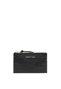 Cartera de cuero negra con grabado de cocodrilo y logotipo de la marca en dorado. Cuenta con un cierre de cremallera y una textura contrastante. Forma rectangular compacta.