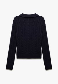 Granatowy sweter w warkocz z długimi rękawami i złożonym kołnierzem, pokazany z tyłu na białym tle.