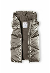 Chaleco sin mangas acolchado en tela plateada brillante con un forro suave de felpa. Cuenta con cierre de cremallera y diseño acolchado con costuras prominentes.