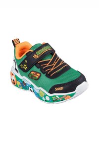 Sneaker a rete verde con accenti neri e arancioni, dotato di una cintura, lacci arancioni e grafiche colorate a tema sportivo sulla suola.