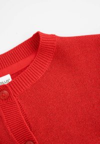 Czerwony sweter zapinany na guziki, z prążkowanym okrągłym dekoltem i gładką teksturą. Metka widoczna na kołnierzyku.