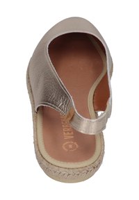 Zapato espadrille de cuero dorado metálico con punta abierta, suela de yute trenzada y correa ajustable en el tobillo. El interior cuenta con una plantilla acolchada en tono marrón.