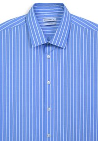 Blau-weißer gestreifter Shirt mit schlankem Schnitt, ausgestattet mit einem Kentkragen und einer durchgehenden Knopfleiste mit weißen Knöpfen.