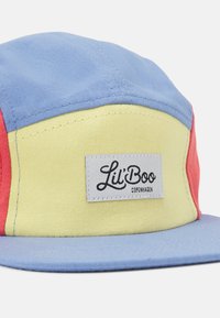 Bunt gestreiftes Fünf-Paneel-Cap mit blauen, gelben und roten Paneelen. Enthält ein gewebtes Etikett mit "Lil' Boo Copenhagen" auf der Vorderseite.