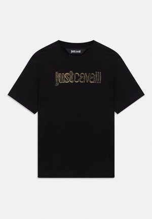 Čierne tričko s krátkym rukávom so zničeným zlatým logom "Just Cavalli" potlačeným na hrudi a etiketou na golieri.