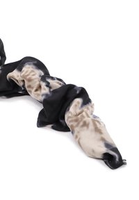 Sciarpa tie-dye con una combinazione di colori neri, beige e grigi, in tessuto morbido, design attorcigliato e bordi sfrangiati per una maggiore texture.
