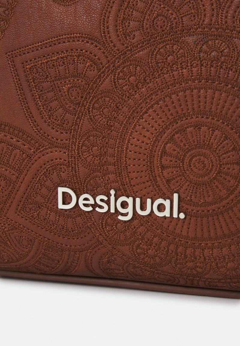 Desigual BACK_DEJAVU SUMY MINI, U, 6011 CAMEL Desigual BACK_DEJAVU SUMY MINI, U, 6011 CAMEL
