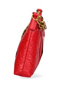 Borsa a tracolla imbottita rossa in materiale sintetico, con tracolla in catena dorata e chiusura con zip, dotata di base piatta per maggiore stabilità.